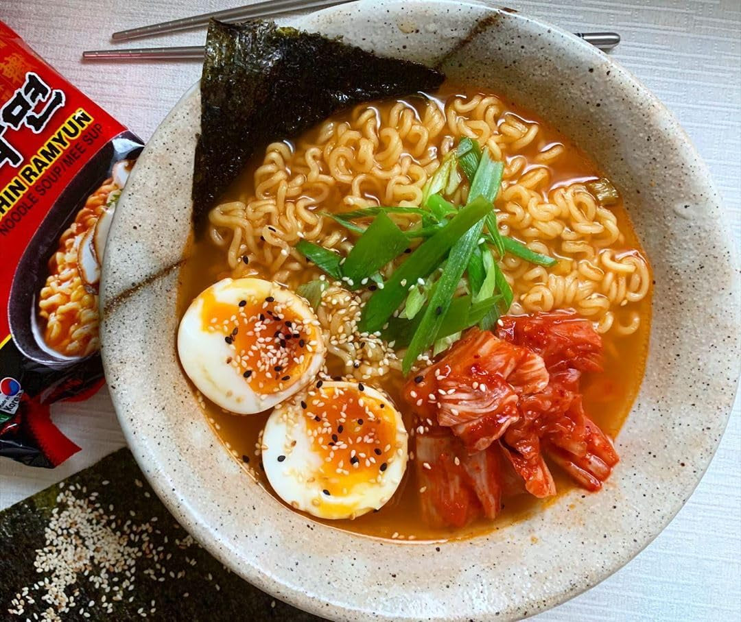 신라면 Ramen Noodles, Spicy Shin, Family Pack, 4.23 Ounce-Pack of 20